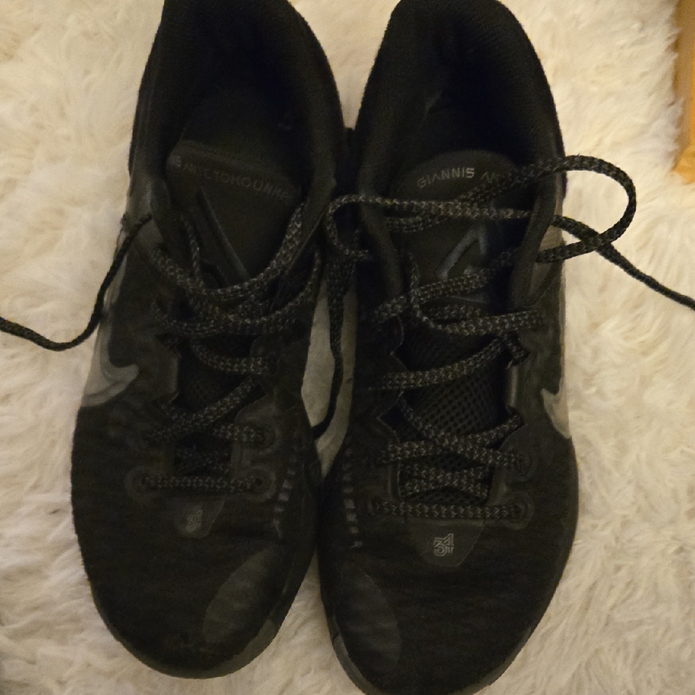 Nike Giannis Immortality Basketball Sneakers